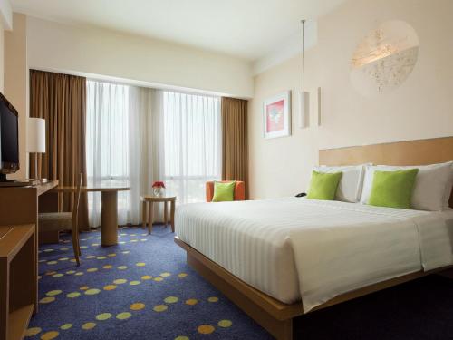Postel nebo postele na pokoji v ubytování Novotel Bandung