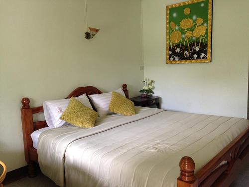 Postel nebo postele na pokoji v ubytování Baan Sala Lung Dam - Fisherman Village