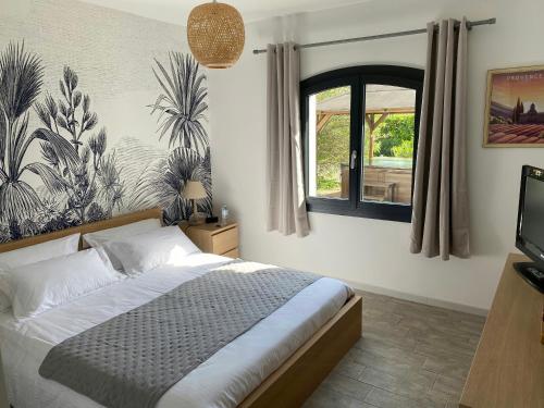 une chambre avec un lit et une fenêtre dans l'établissement Kids Heaven Estate Near Saint-Tropez Verdon, à Lorgues