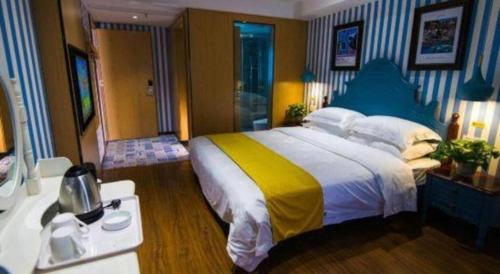 a bedroom with a large bed in a room at Echarm Hotel Hefei West Qilitang Metro Station in Hefei