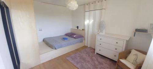 - une petite chambre avec un lit et une commode dans l'établissement Villa Overlooking The Blavet Gorges, à Saint-Paul-en-Forêt