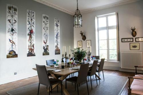 une salle à manger avec une table et des chaises dans l'établissement Charming Villa With Pool Near Toulouse, à Flourens