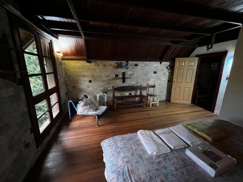 a bedroom with a bed and a table in a room at Chalet Colonia Tovar in Tovar