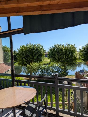 Maison vue sur l'eau avec jardin La Coulée Douce