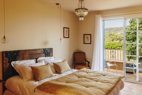 une chambre avec un lit et une grande fenêtre dans l'établissement Cozy Home Near The Beach In Corsica, à Pigna