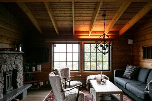 Posezení v ubytování Charming And Cozy Timber Cabin In Sirdal