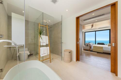 Et badeværelse på Villa Aroka 4 Bed Sea View - KBR41