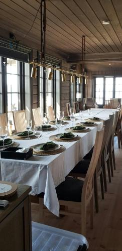 Restoran atau tempat lain untuk makan di Large Cabin With Jacuzzi And View Of Lake Mjøsa