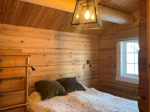 Una cama o camas en una habitación de Idyllic Log Cabin At Nordseter