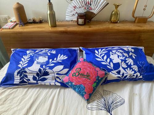 - 2 oreillers au-dessus du lit dans l'établissement Peaceful Family Retreat In Aix-En-Provence, à Puyricard