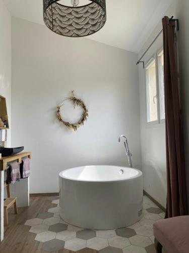 La salle de bains blanche est pourvue d'une baignoire blanche. dans l'établissement Peaceful Family Retreat In Aix-En-Provence, à Puyricard