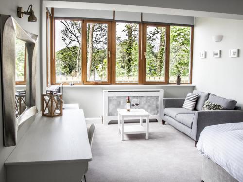 uma sala de estar com um sofá e uma mesa em Seafort Luxury Hideaway em Bantry