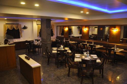 Een restaurant of ander eetgelegenheid bij Hotel Khalsa Palace
