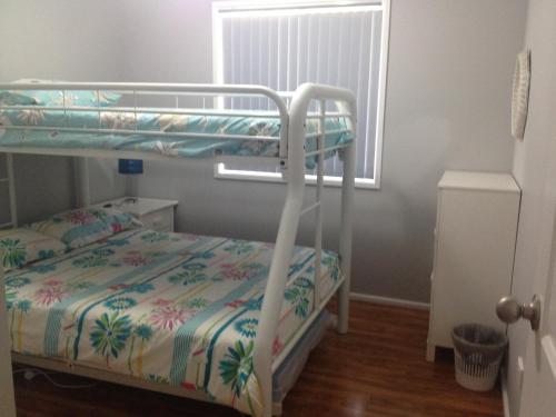 Двухъярусная кровать или двухъярусные кровати в номере Mystic Blue