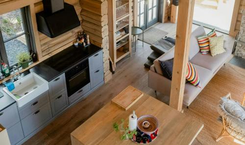 Kuchyň nebo kuchyňský kout v ubytování Log House With Sauna And Fireplace In Bydalen
