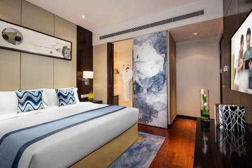 een slaapkamer met een groot bed in een kamer bij Ascott TEDA MSD Tianjin in Binhai