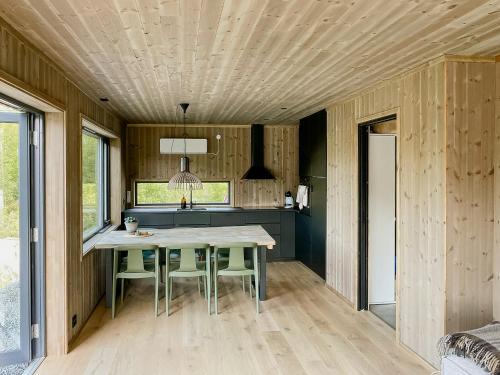 Φωτογραφία από το άλμπουμ του Cozy Cabin With View Over Åvedalsvannet σε Moi