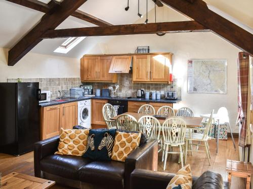 un salon avec un canapé et une cuisine dans l'établissement Mount Cottage-Uk42230, à Low Borrowbridge