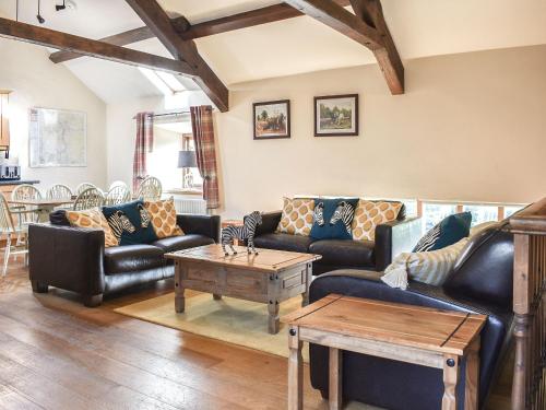 - un salon avec des canapés en cuir et une table basse dans l'établissement Mount Cottage-Uk42230, à Low Borrowbridge