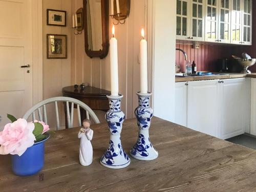 StabbestadにあるHistoric Farmhouse By The Archipelago Parkの蝋燭台三本