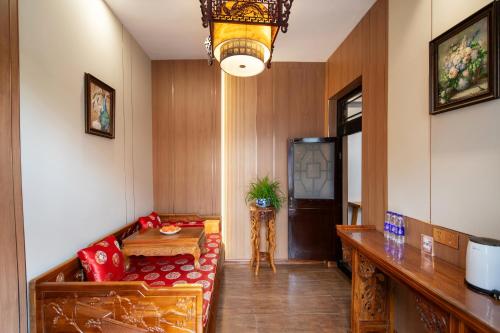 a living room with a couch and a table at Pingyao Xinglongyi Inn in Pingyao
