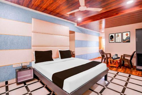 a bedroom with a bed and a tv in it at Collection O Palava Dombivali in Mumbai