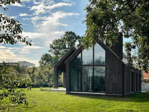 Taman di luar Stylish Design Retreat Near The Lake