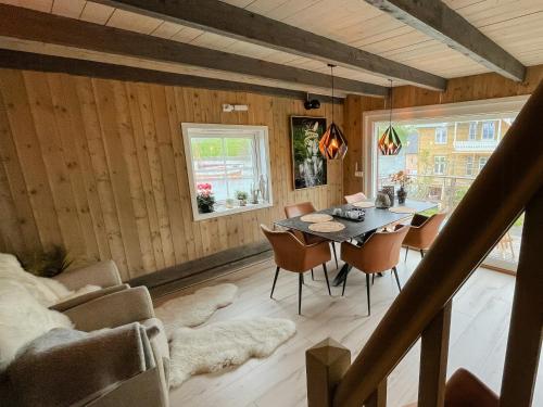 Χώρος καθιστικού στο Unique Modern Harbour Home In Valsøyfjord