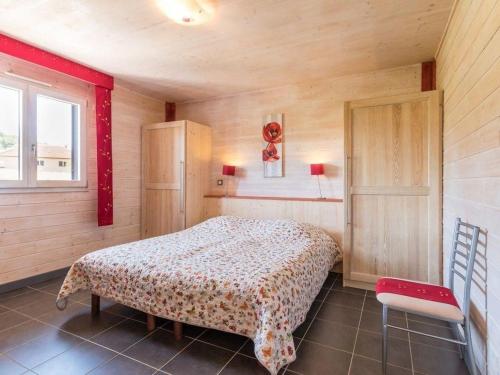 a bedroom with a bed and a chair in it at Gîte écologique calme proche Vosges, accueil PMR - FR-1-583-465 in Frahier-et-Châtebier
