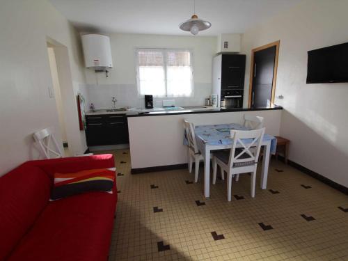une cuisine avec une table et des chaises dans une pièce dans l'établissement Maison de vacances 2 chambres proche plage et forêt - FR-1-246A-361, à Saint-Trojan-les-Bains