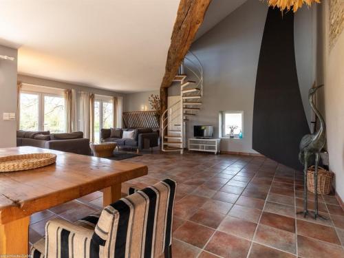 - un grand salon avec une table et des chaises en bois dans l'établissement Maison spacieuse avec jardin et vue rivière - FR-1-583-458, à Port-sur-Saône