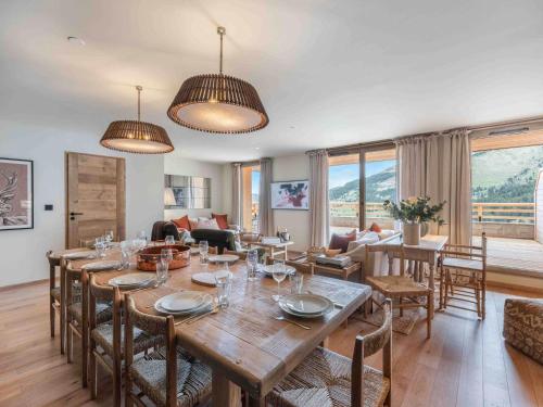 - un salon avec une grande table et des chaises en bois dans l'établissement Appartement spacieux, ski au pied, parking inclus - FR-1-565-129, à Les Allues