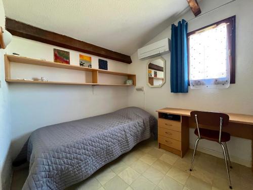 une chambre avec un lit, un bureau et une fenêtre dans l'établissement Maison confortable à St-Cyprien avec jardin privatif - FR-1-309-524, à Saint-Cyprien