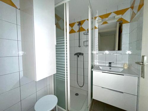 une salle de bain avec une douche, un lavabo et des toilettes dans l'établissement Maison confortable à St-Cyprien avec jardin privatif - FR-1-309-524, à Saint-Cyprien