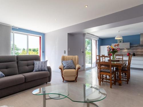 un salon avec un canapé et une table dans l'établissement Maison rénovée au bord de la Saône avec terrasse et jardin - FR-1-583-463, à Rigny