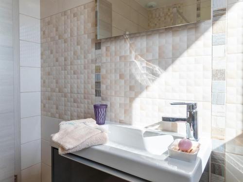 un bagno con lavandino e specchio di Maison rénovée au bord de la Saône avec terrasse et jardin - FR-1-583-463 a Rigny