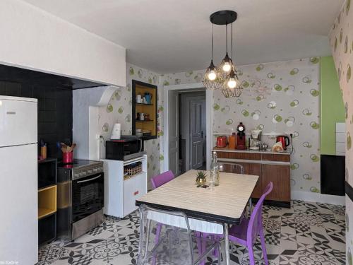 une cuisine avec une table et des chaises dans l'établissement Maison confortable près de Luxeuil-les-Bains - FR-1-583-474, à Raddon-et-Chapendu