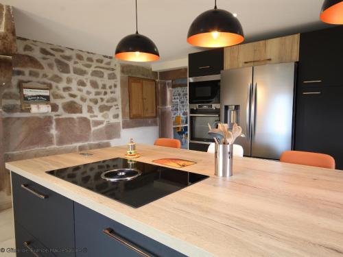 Photo de la galerie de l'établissement Gîte des Prary - Chalet en Forêt pour 12 Pers. - FR-1-583-470, à Ternuay-Melay-et-Saint-Hilaire