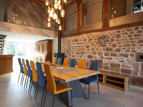 Photo de la galerie de l'établissement Gîte des Prary - Chalet en Forêt pour 12 Pers. - FR-1-583-470, à Ternuay-Melay-et-Saint-Hilaire