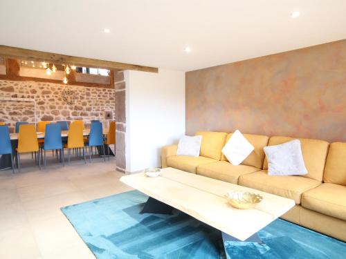 Photo de la galerie de l'établissement Gîte des Prary - Chalet en Forêt pour 12 Pers. - FR-1-583-470, à Ternuay-Melay-et-Saint-Hilaire