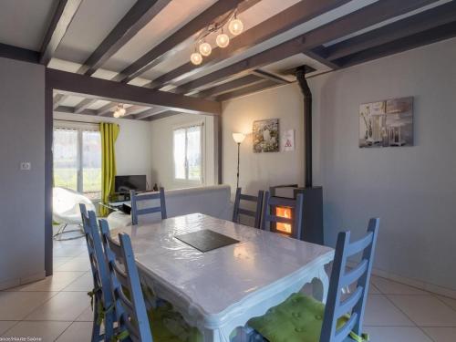 - une salle à manger avec une table et un ordinateur portable dans l'établissement Gîte lumineux au cœur des Monts de Gy - FR-1-583-481, à Gy