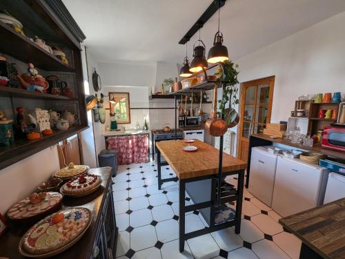 Kuchyň nebo kuchyňský kout v ubytování Gîte spacieux et lumineux à Chargey-lès-Gray - FR-1-583-486