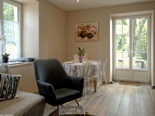 une salle à manger avec une table et des chaises et une fenêtre dans l'établissement Charmant gîte rénové avec terrasse et parking au cœur de Montagney - FR-1-583-482, à Montagney