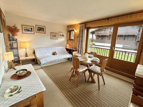 un salon avec une table et un lit dans l'établissement Appartement 2 pièces avec balcon, Megève, 4 couchages - FR-1-597-193, à Megève