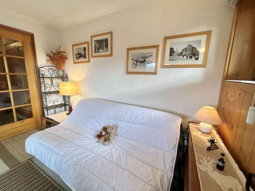 - un ours en peluche assis sur un lit dans une chambre dans l'établissement Appartement 2 pièces avec balcon, Megève, 4 couchages - FR-1-597-193, à Megève