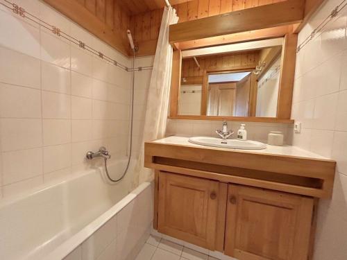 une salle de bain avec un lavabo, un miroir et une baignoire dans l'établissement Appartement 2 pièces avec balcon, Megève, 4 couchages - FR-1-597-193, à Megève