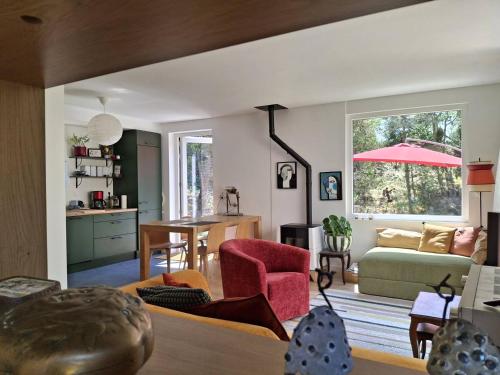 un salon avec un canapé et une table dans l'établissement Maison familiale 3 chambres à 300m de la plage - FR-1-788-81, à Merville-Franceville-Plage