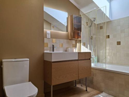 une salle de bain avec toilettes, lavabo et douche dans l'établissement Maison familiale 3 chambres à 300m de la plage - FR-1-788-81, à Merville-Franceville-Plage