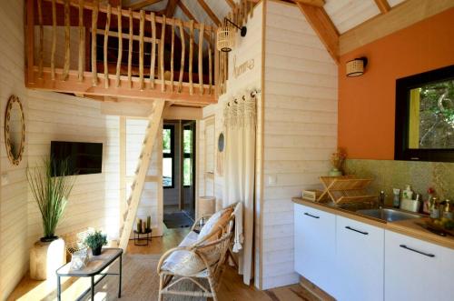 Cette petite maison dispose d'une cuisine et d'un balcon. dans l'établissement Lodge At The Foot Of Dentelles De Montmirail, à Lafare