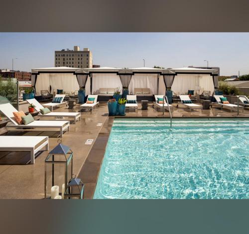 Gallery image of Poolside Palace in Los Angeles
